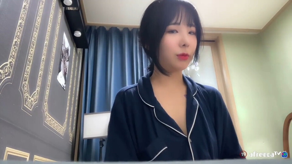 노브라 잠옷 꼭튀 쫌만ㅇ지 골반 자랑